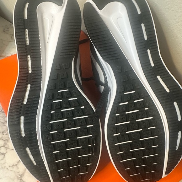 NEW Nike Run Swift 3 Wide 2E Black White Sneakers Athletic Shoes Workout - Picture 8 of 10